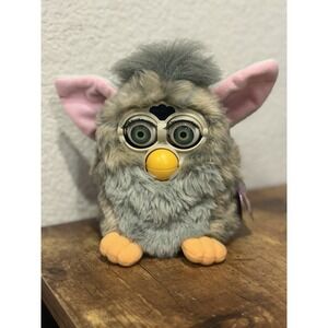 1998 Furby Gray Wolf Church Mouse Original w/ Tags Teal Green Swirl Eyes Gen 1